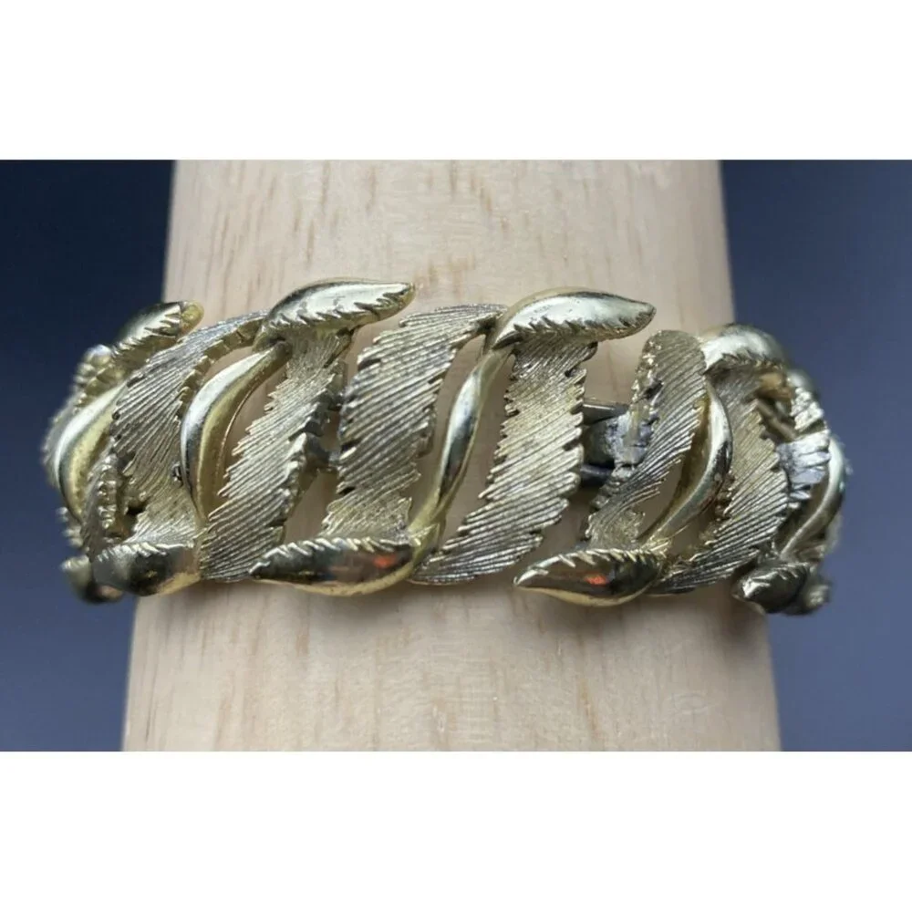 Vintage Lisner Gold Tone Leaf Link Bracelet 7x.75